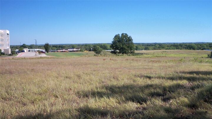 Property Photo:  2215 S Weedn Boulevard  OK 73080 