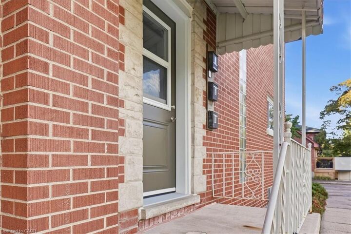 Property Photo:  115 Roxborough Avenue  ON N2M 1P6 