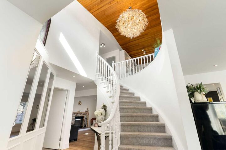 Photo de la propriété:  127 Edgewood Drive NW  AB T3A 2T3 