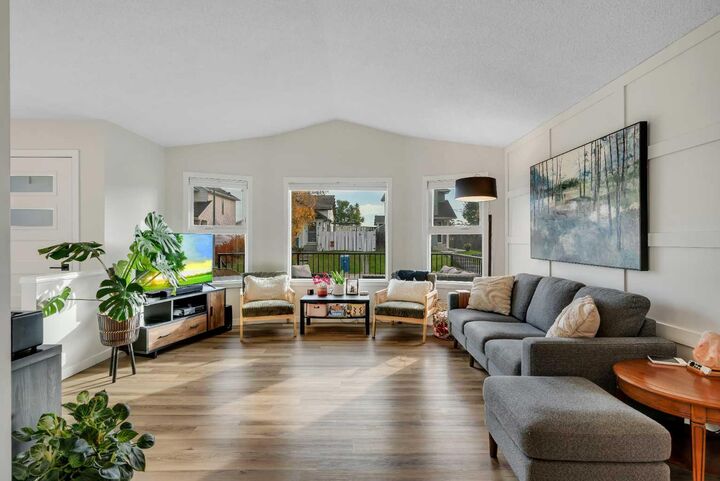 Property Photo:  15 Rivercrest Way SE  AB T2C 4J8 
