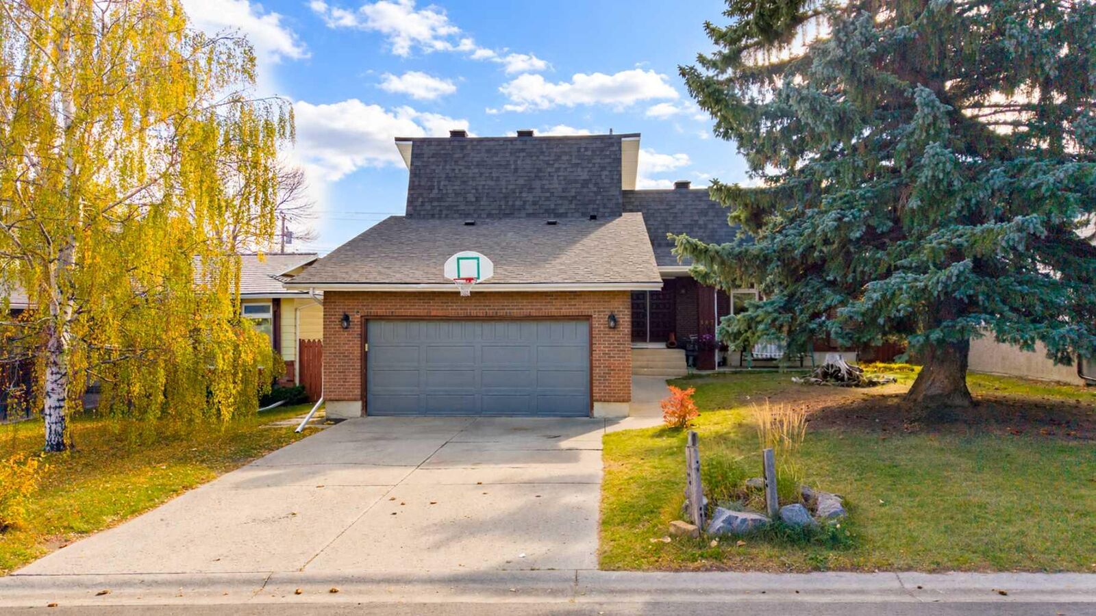 Property Photo:  367 Norseman Road NW  AB T2K 5N8 