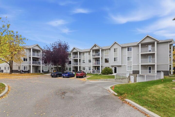Property Photo:  1112 Valleyview Park SE 112  AB T2B 3R6 