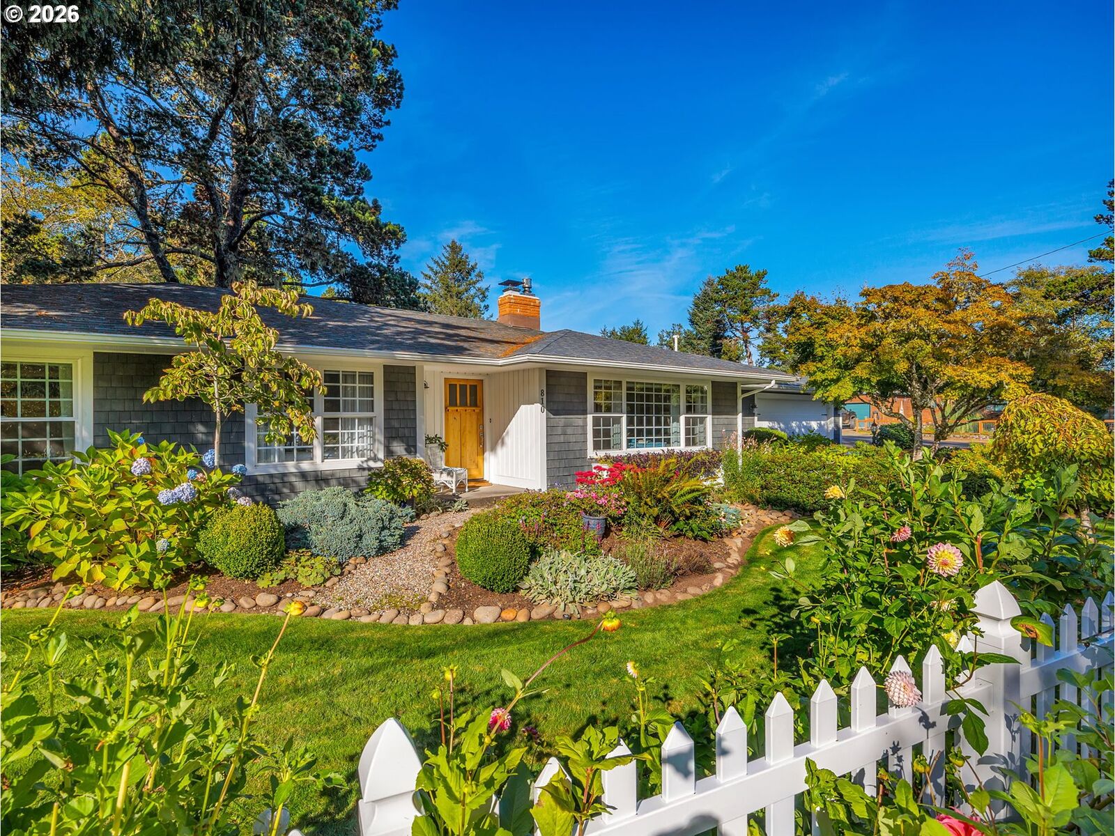Property Photo: 810 G St OR 97138