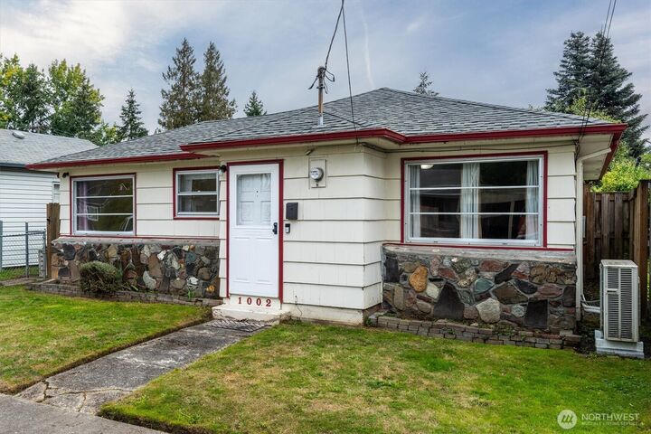 Property Photo:  1002  N 10th Avenue  WA 98626 