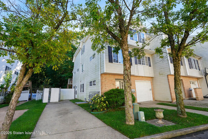 Property Photo: 44 White Oak Lane NY 10309