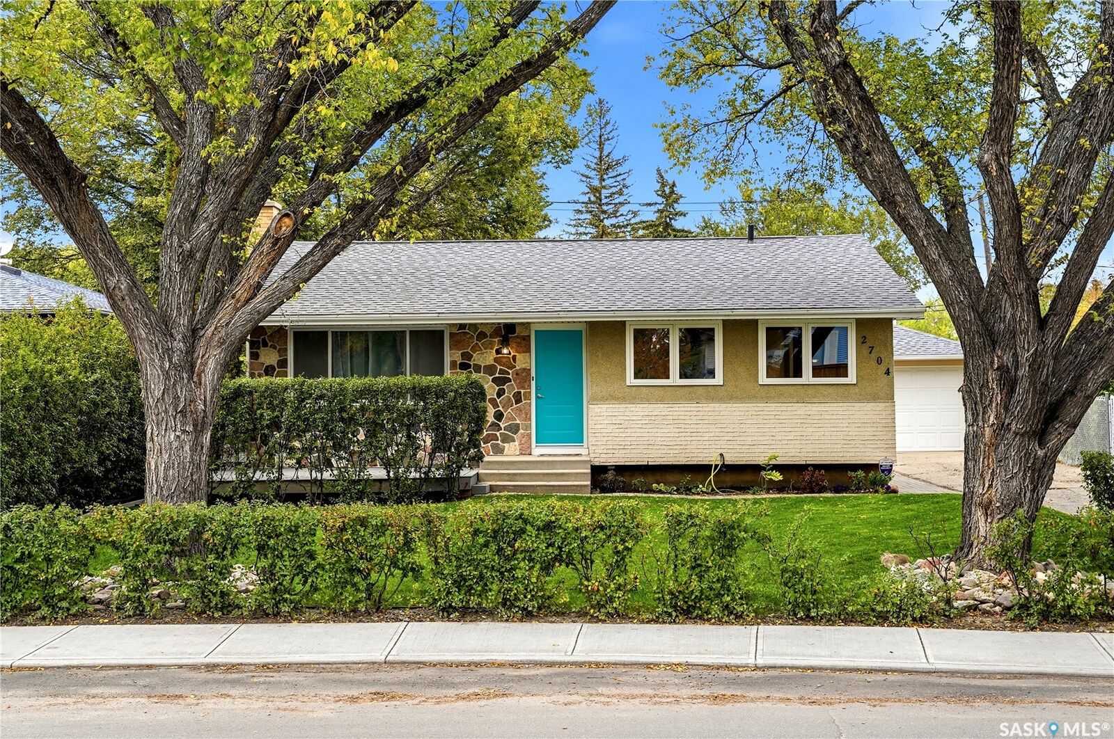 Property Photo:  2704 5th Avenue N  SK S4R 0S7 