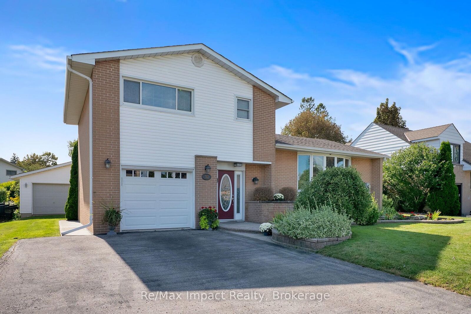 Property Photo:  702 Westdale Court  ON L1J 5B5 