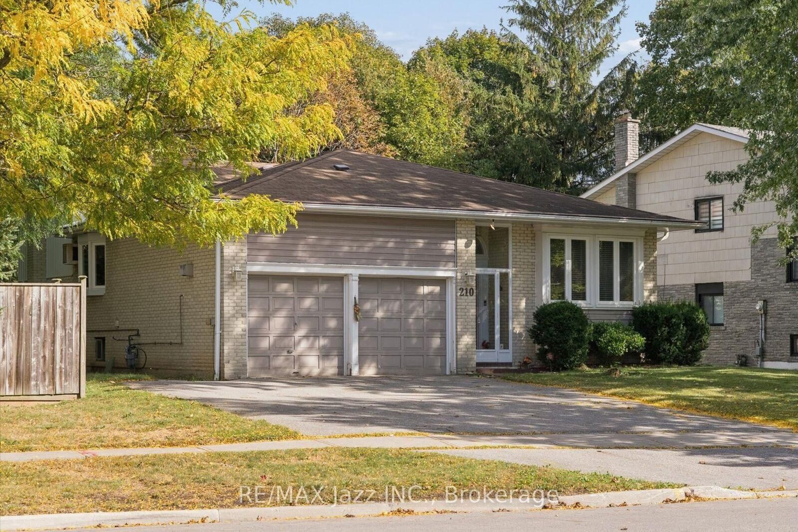 Property Photo:  210 Murray Drive  ON L4G 2C5 