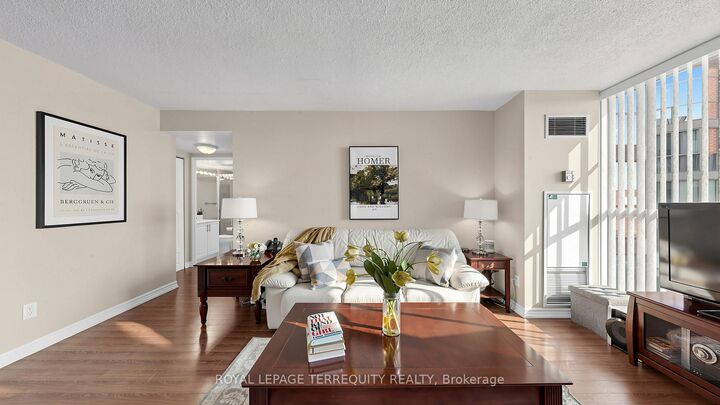 Property Photo:  22 Southport Street 833  ON M6S 4Y9 