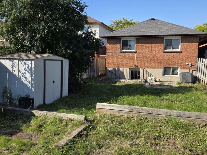Property Photo:  7 Turnberry Crescent  ON L1E 1A7 