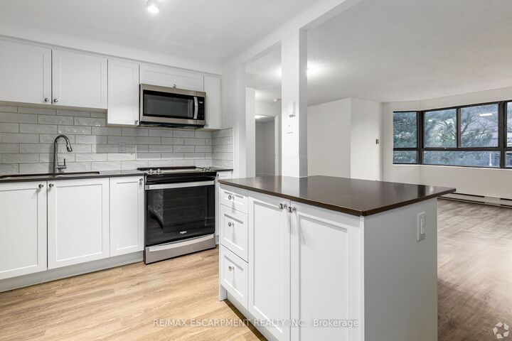 Property Photo:  565 Belmont Avenue W 0033  ON N2M 5E7 