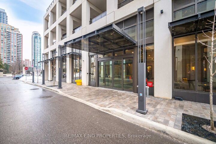 Property Photo:  30 Elm Drive W 3604  ON L5B 0N6 