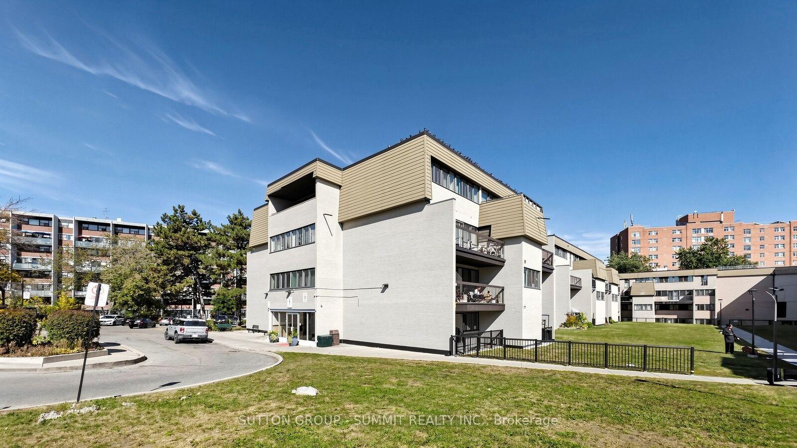 Property Photo: 2095 Roche Court N 228 ON L5K 2C8