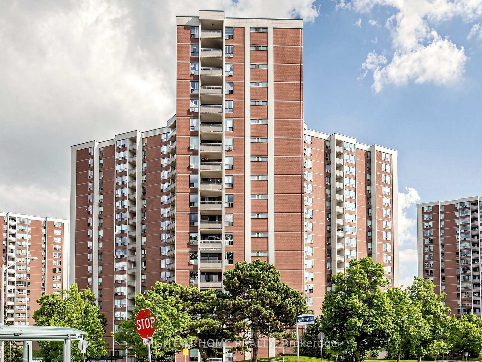Property Photo:  5 Vicora Linkway Way 915  ON M3C 1A5 