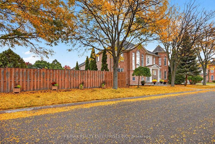 Property Photo: 5555 Linwell Place ON L5M 6L7