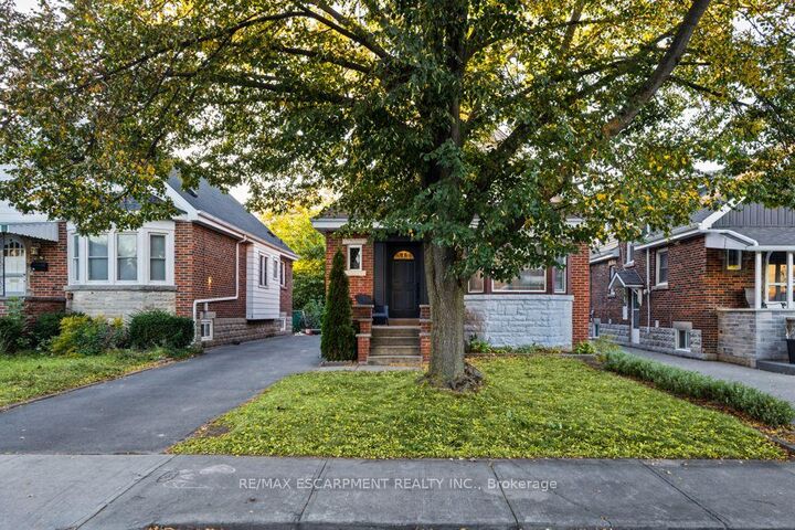 Property Photo:  202 Huxley Avenue S  ON L8K 2R3 