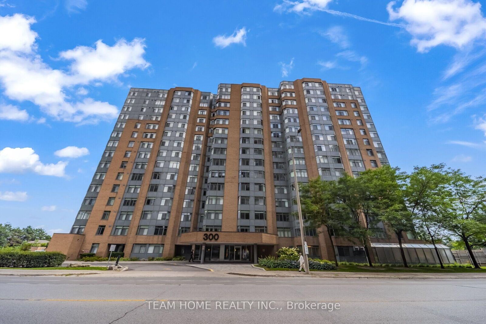 Property Photo:  300 Webb Drive 604  ON L5B 3W3 