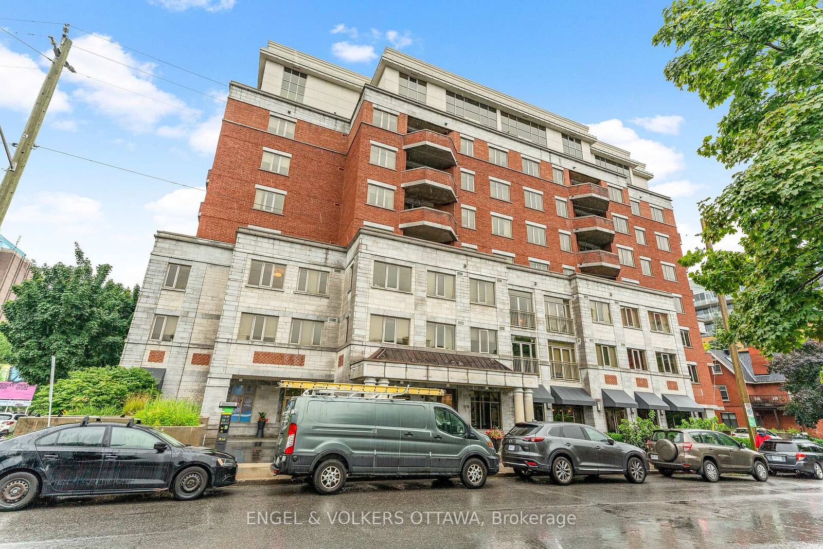 Property Photo:  320 McLeod Street 102  ON K2P 1A3 