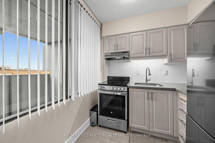 Property Photo:  720 Spadina Avenue 603  ON M5S 2T9 
