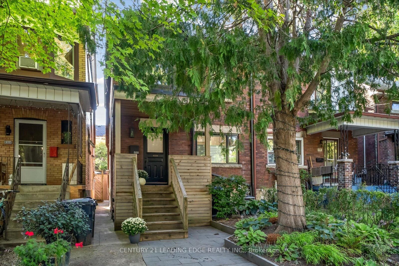 Property Photo:  888 Manning Avenue  ON M6G 2X4 