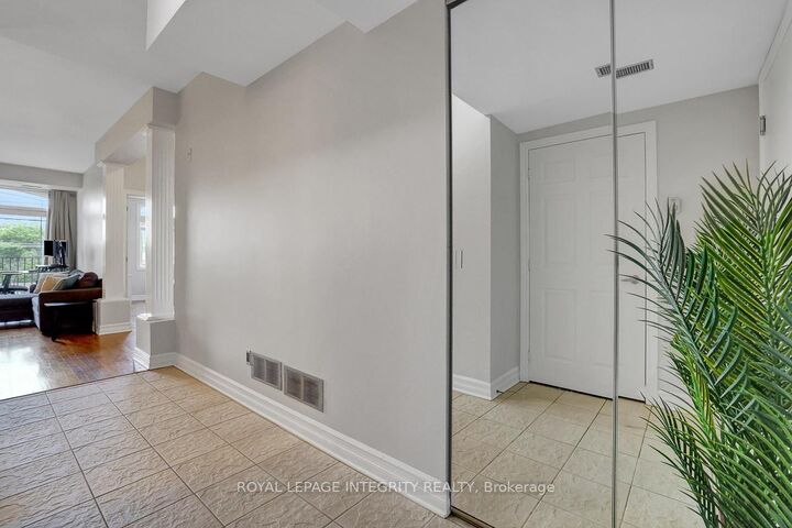 Property Photo:  711 Churchill Avenue N 402  ON K1Z 5G6 