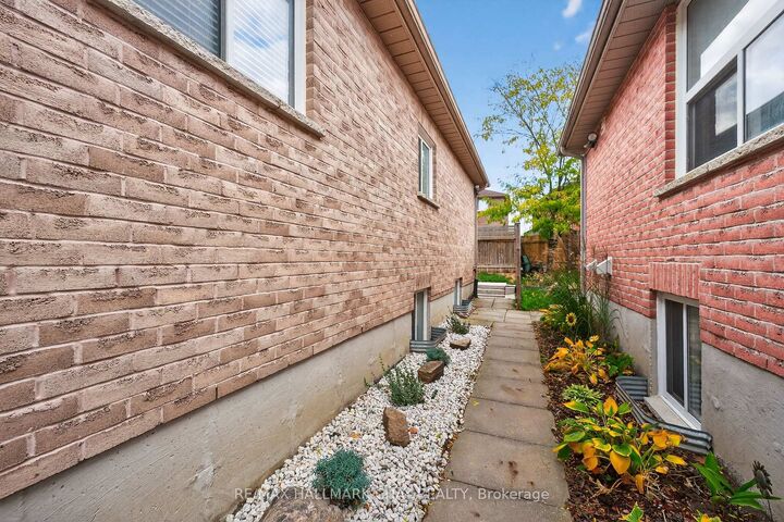 Property Photo:  158 Pringle Drive Lower  ON L4N 0R3 