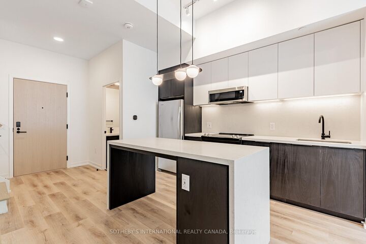 Property Photo:  5 York Garden Way Th#101  ON M6A 2V1 