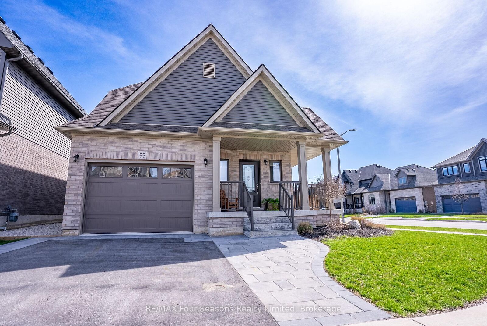 Property Photo:  33 Kerr Street  ON L9Y 4B6 