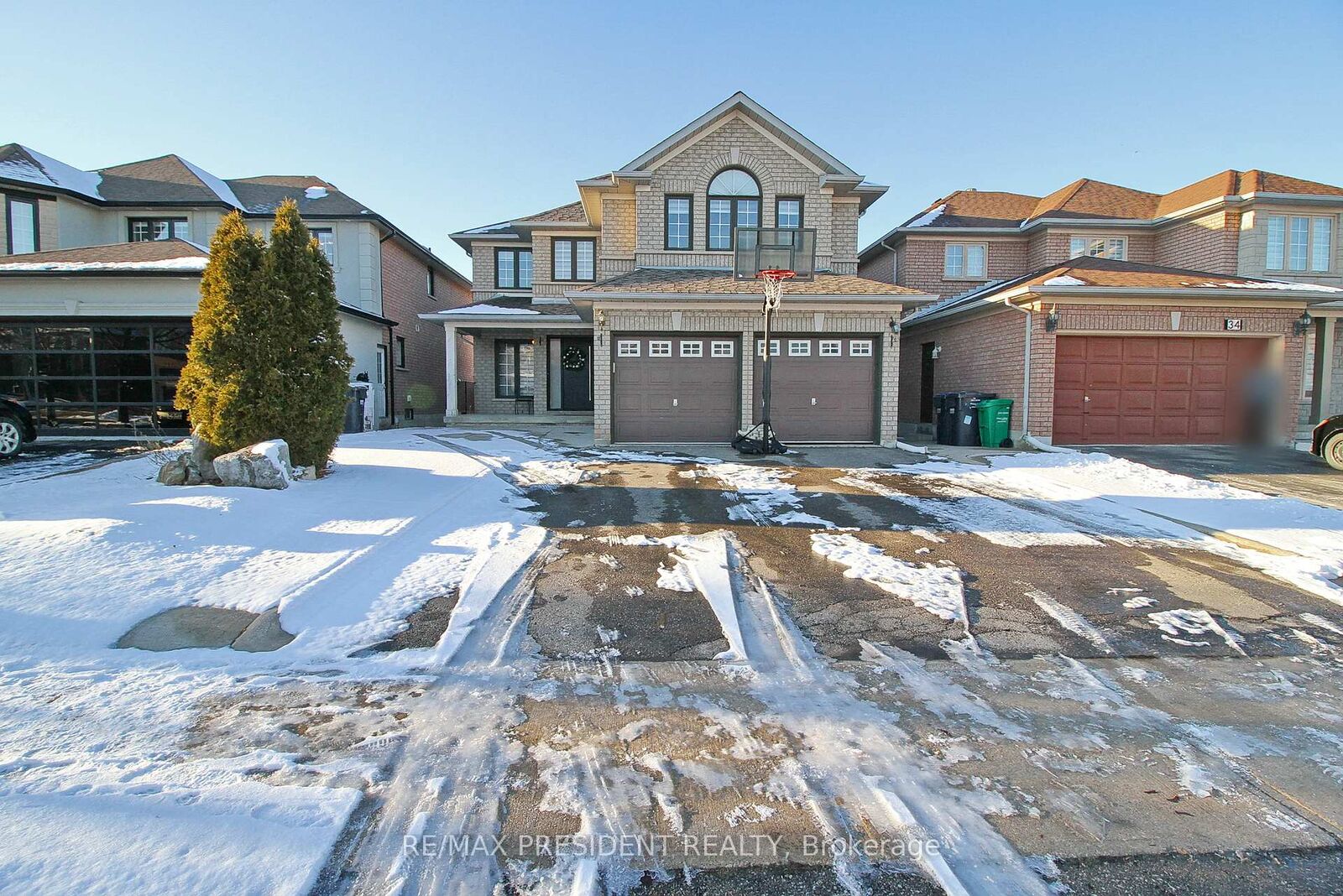 Property Photo:  32 Deerglen Drive  ON L6R 1M1 