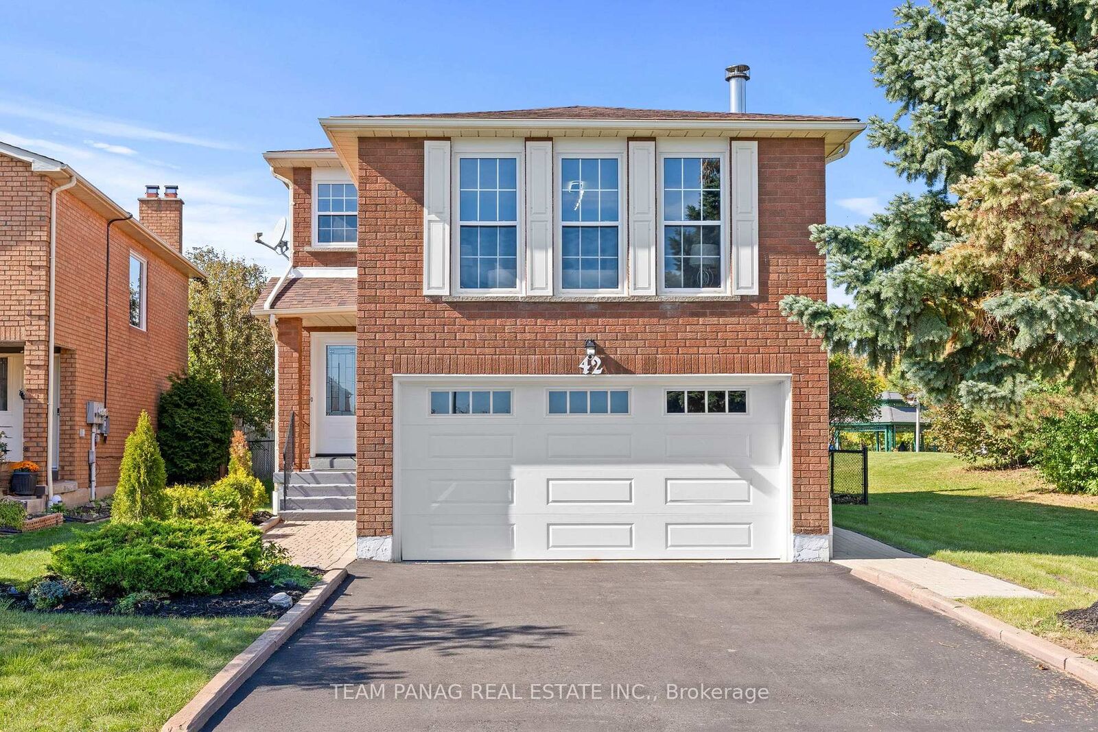 Property Photo:  42 Kingknoll Drive  ON L6Y 3G6 