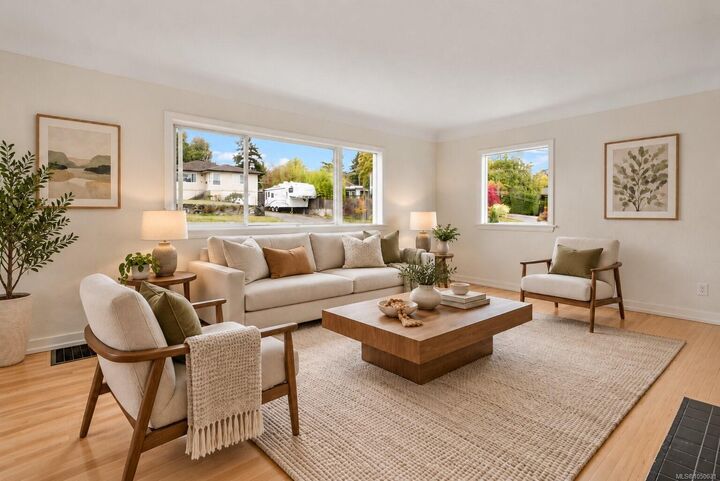 Property Photo: 552 Davida Ave BC V9A 2C7