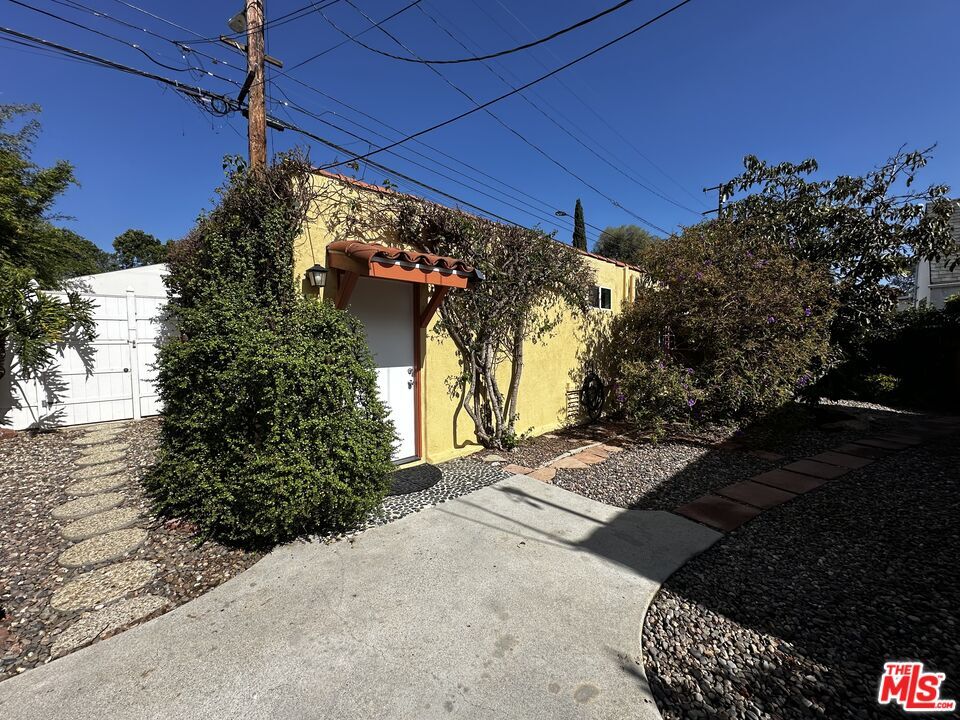 Property Photo:  859 1/2 Commonwealth Ave  CA 90291 