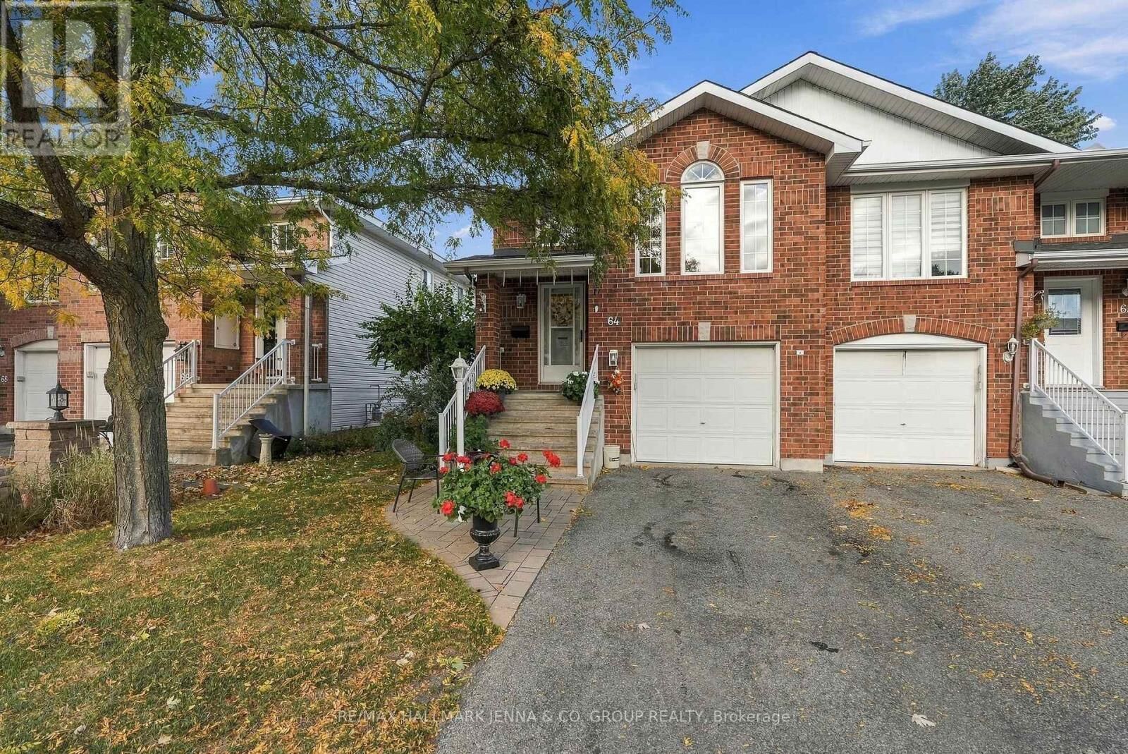 Property Photo:  64 Whalings Circle  ON K2S 1S4 