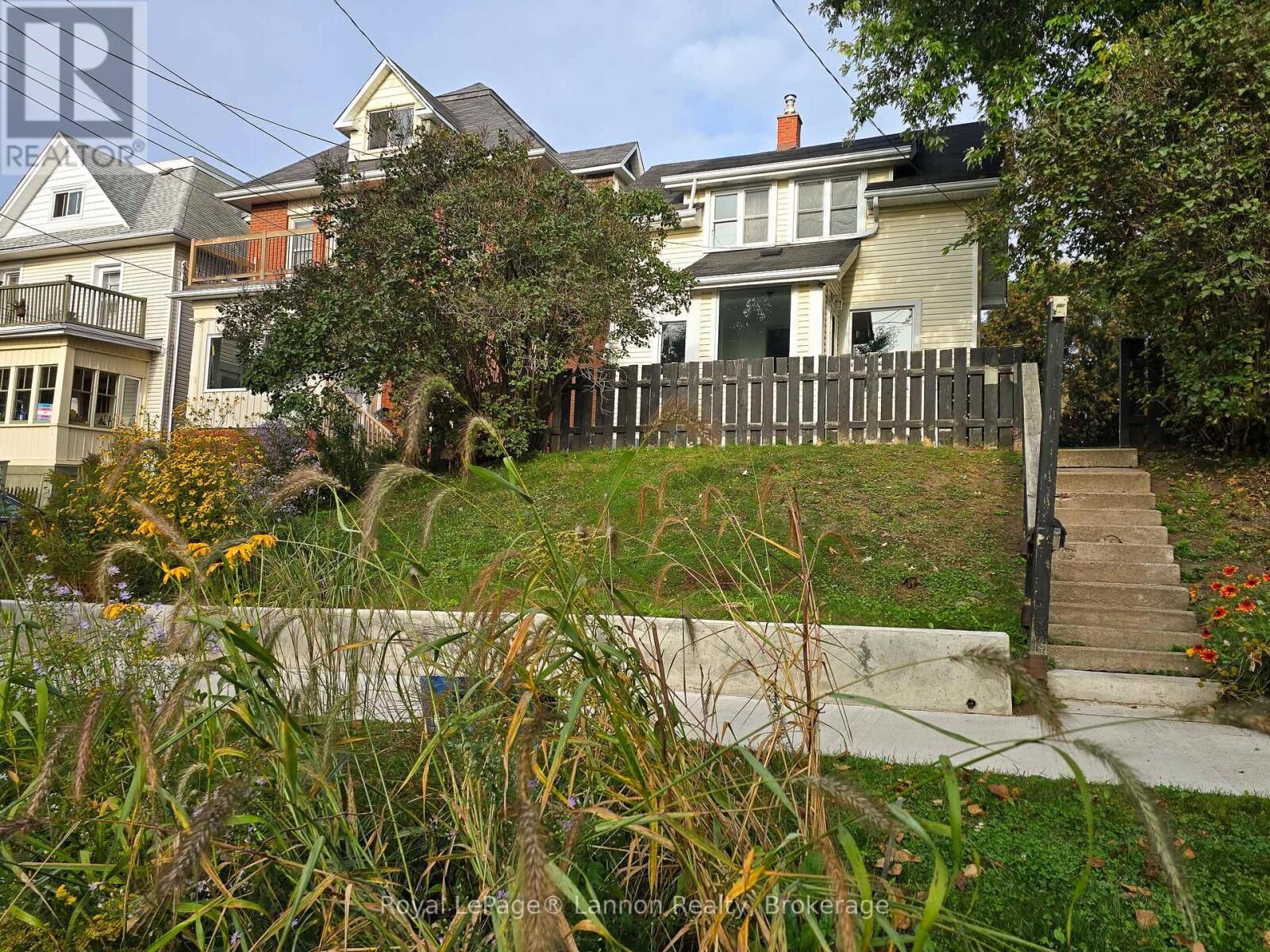Property Photo:  16 Crown Street  ON P7B 3J6 