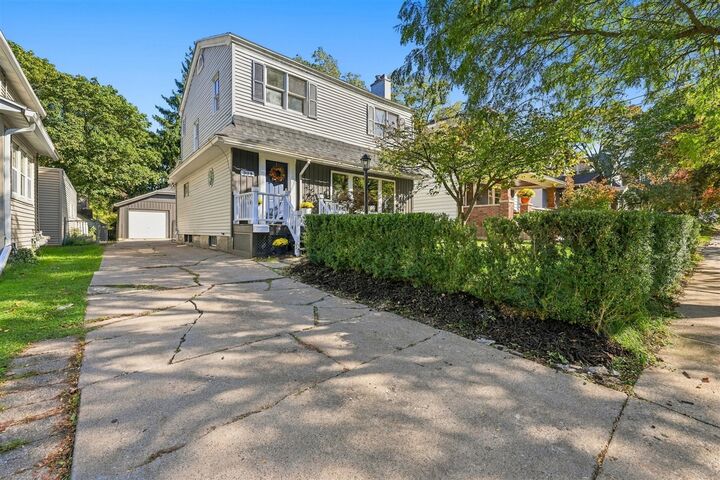 Property Photo:  324 Gladstone Drive  MI 49506 