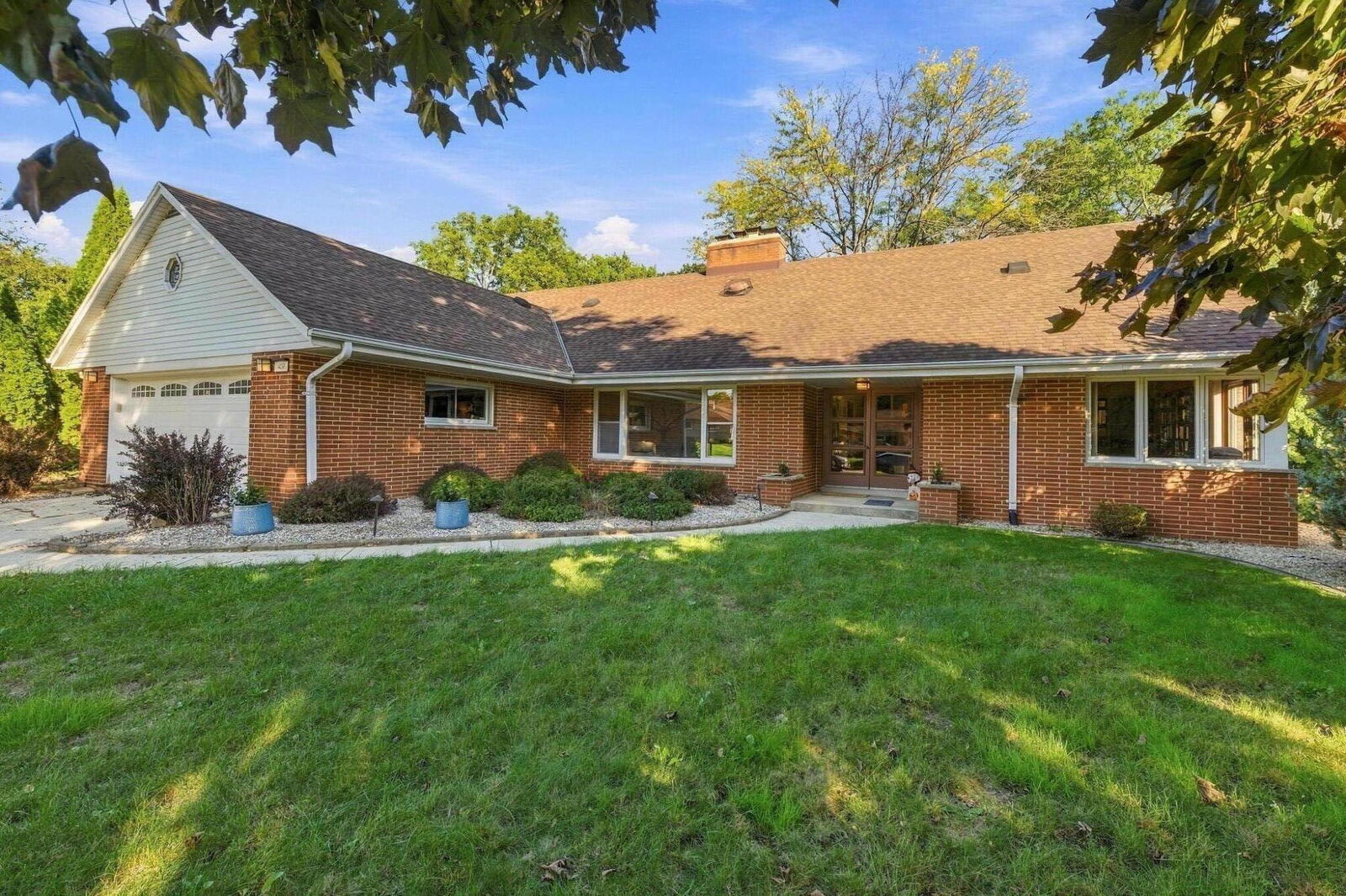 Property Photo:  409 Parkway Dr  WI 53172 
