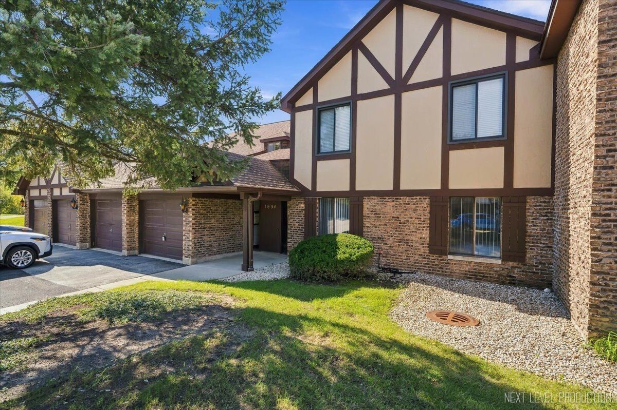 Property Photo: 1654 Dover Court A IL 60189