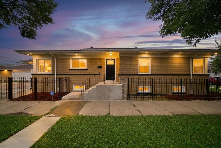 Property Photo: 6601 S Francisco Avenue IL 60629