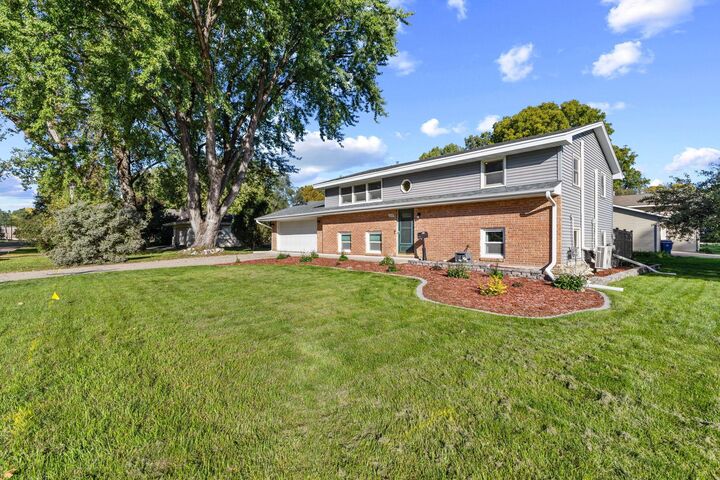 Property Photo:  5220 Lowry Terrace  MN 55422 
