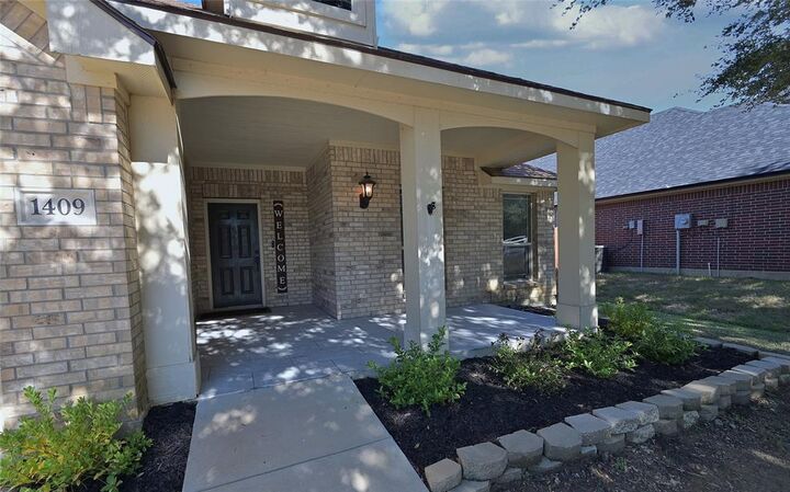Property Photo: 1409 Fox Glen Trail TX 76063
