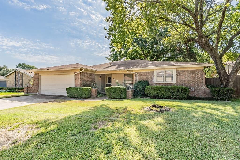 Property Photo:  3213 Whisperwood Court  TX 76021 
