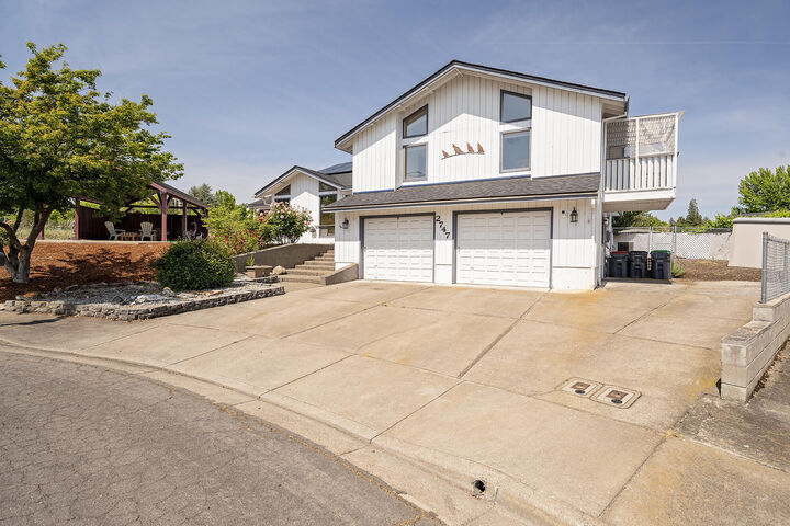 Property Photo:  2747 Jessica Circle  OR 97504 