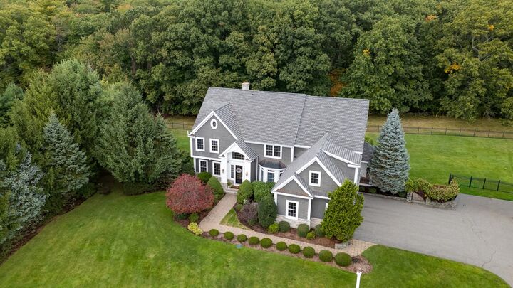 Property Photo:  4 Nipmuc Ln  MA 01772 
