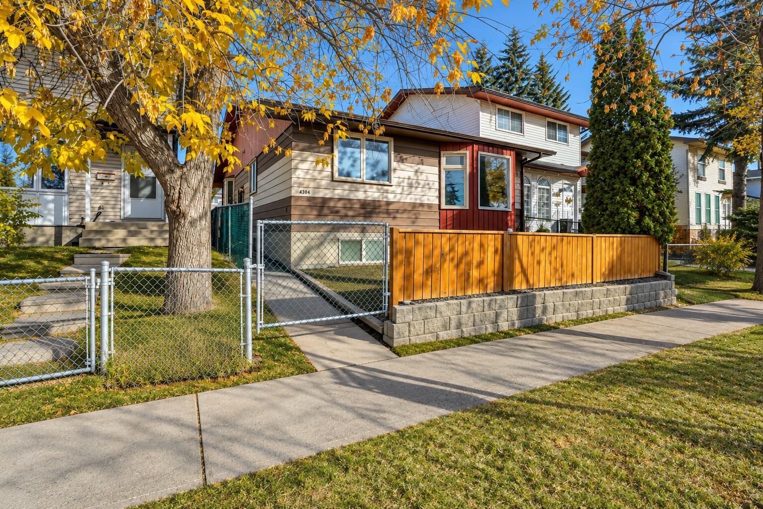 Property Photo:  4304 44 Avenue NE  AB T1Y 3E3 