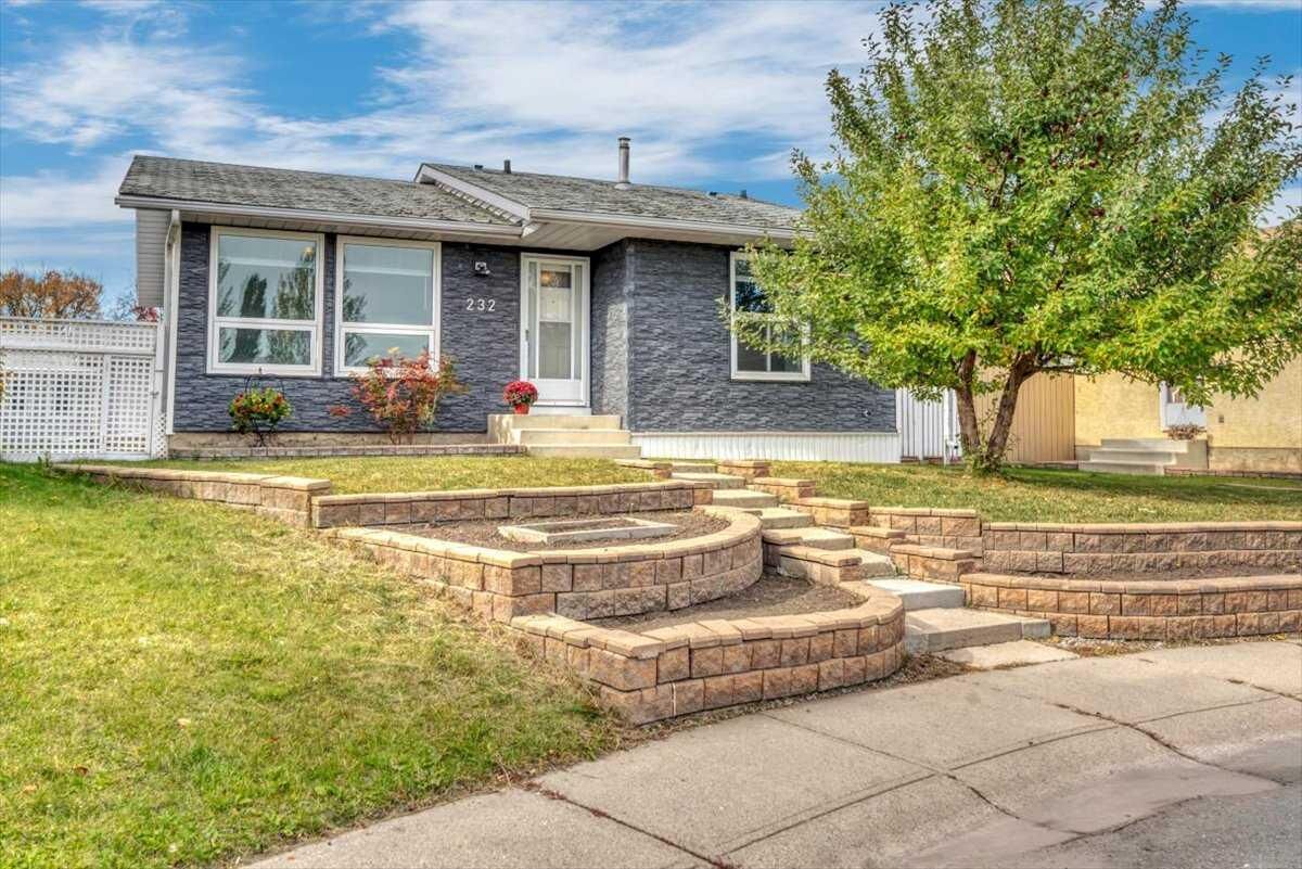 Property Photo:  232 Madeira Place NE  AB T2A 5T1 
