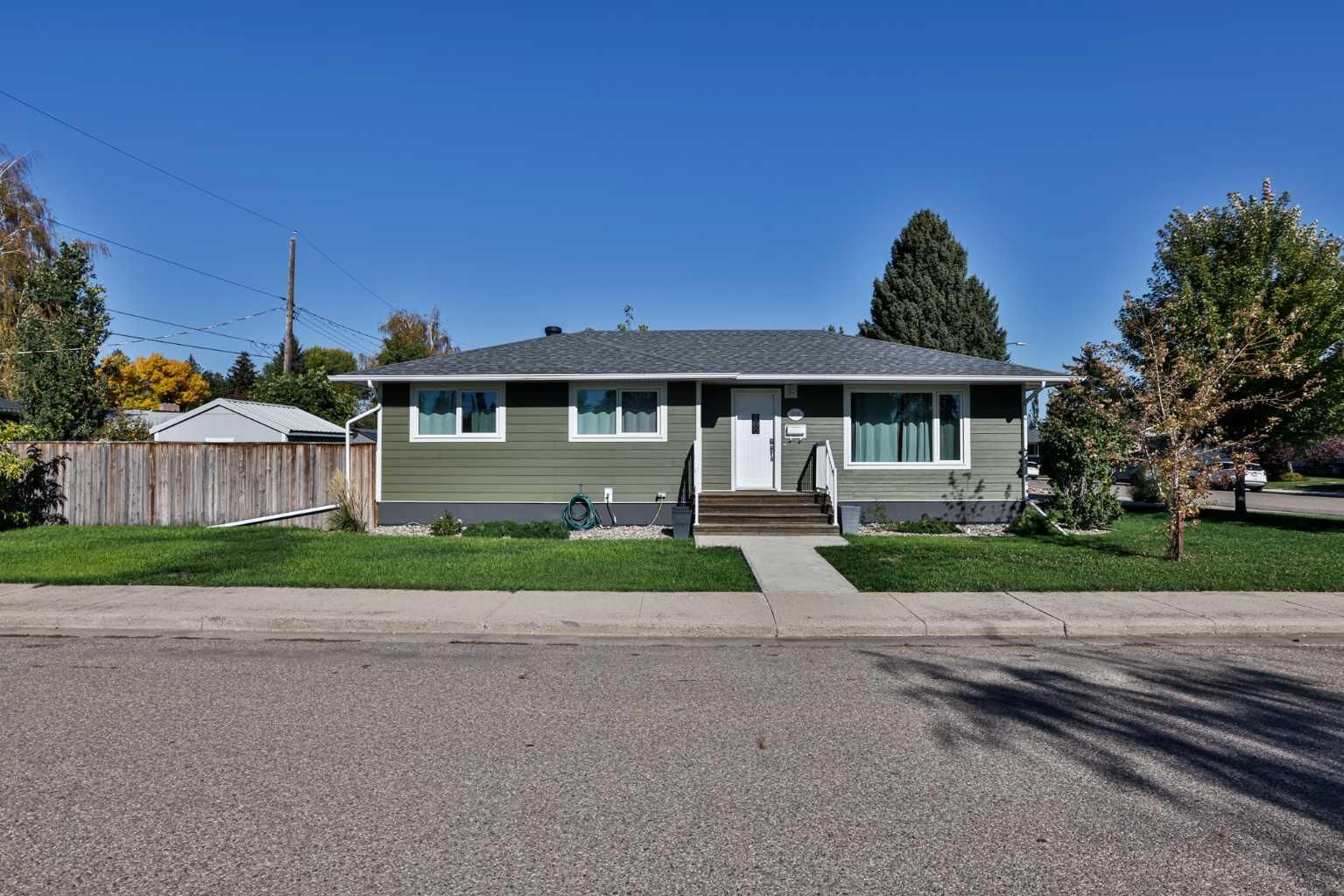 Property Photo:  1019 31A Street S  AB T1K 2Z7 
