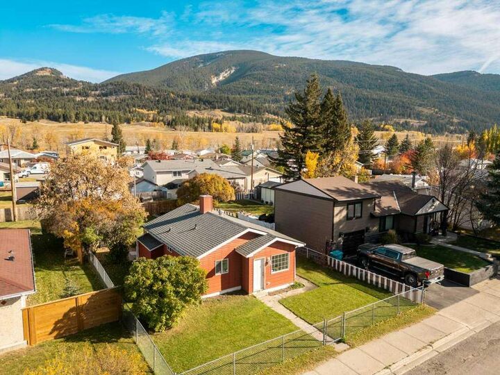 Property Photo:  11713 20 Avenue  AB T0K 0E0 