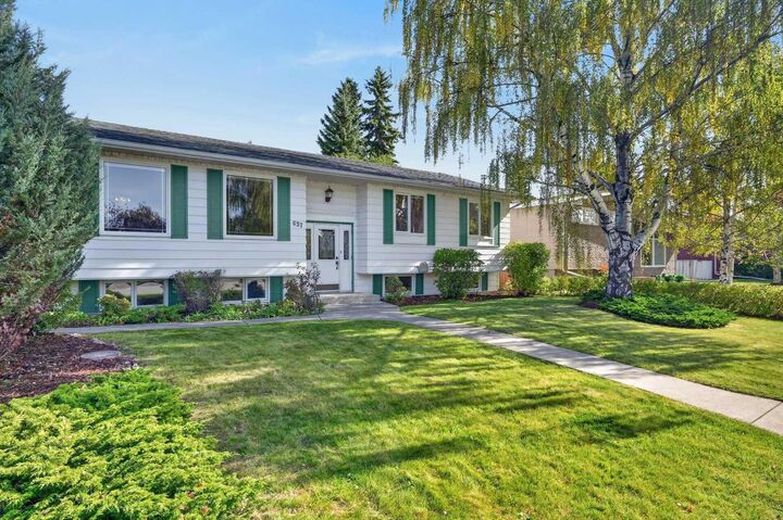 Property Photo: 637 Willowburn Crescent SE AB T2J 1M9