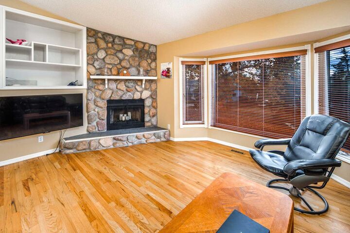 Property Photo:  28 Hawkcliff Place NW  AB T3G 2S2 