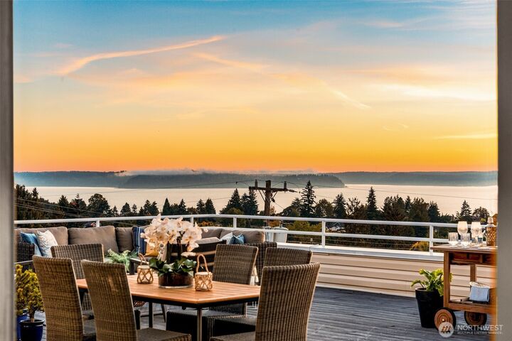Property Photo: 4527 45th Avenue SW 402S WA 98116